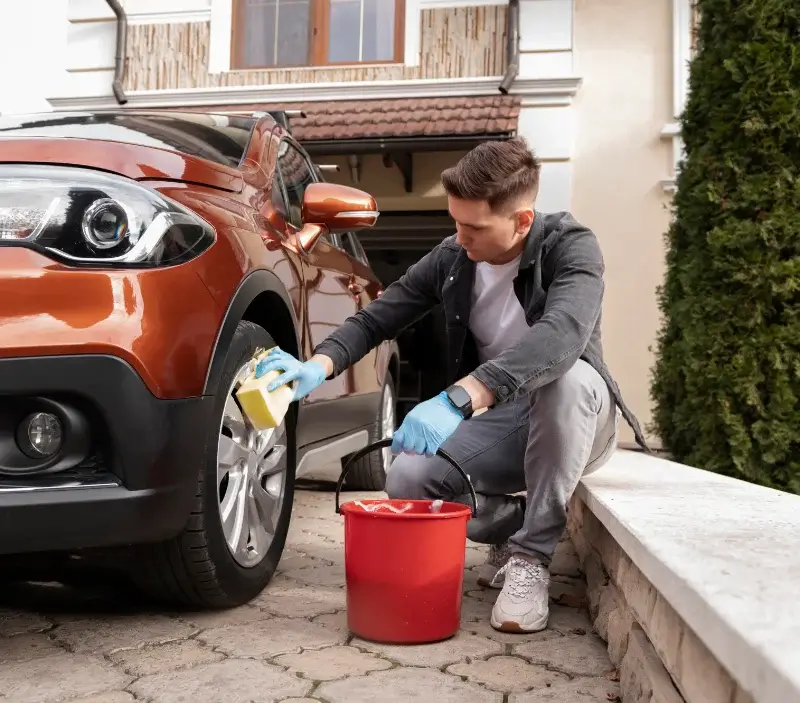 Lavage auto à domicile Saint-Sulpice-de-Favières : professionnel intervenant sur un véhicule